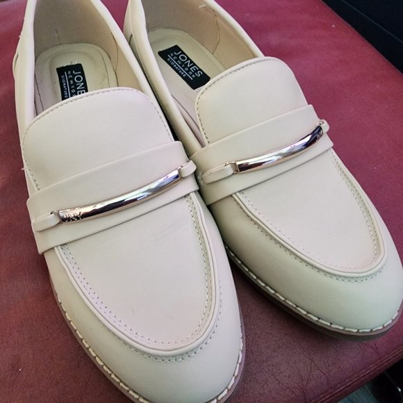 Jones New York Cream Loafers - Picture 5 of 5